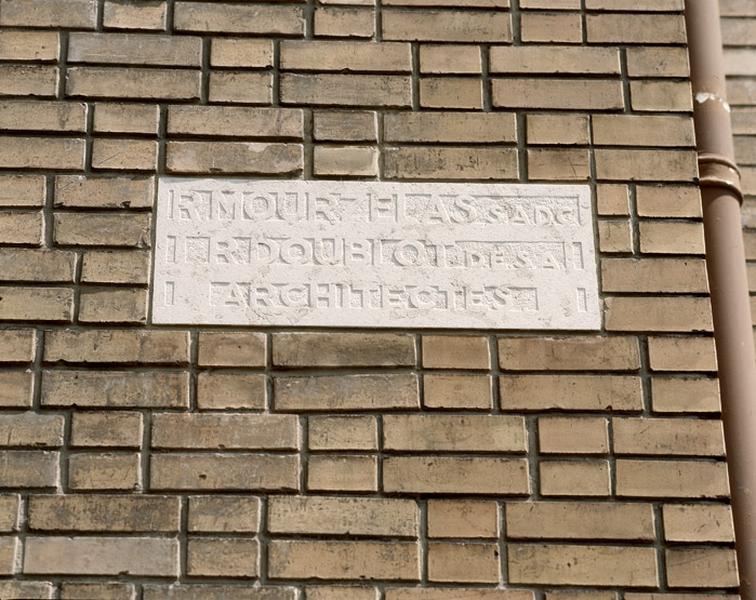 Détail de la plaque de signature des architectes.