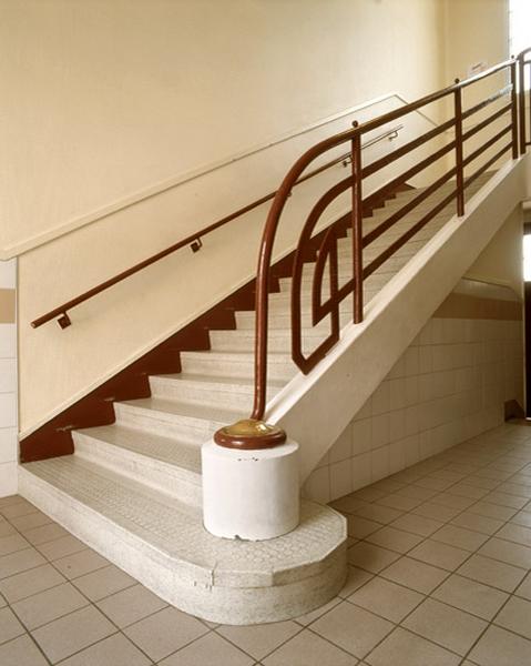 Détail d'un départ d'escalier intérieur.