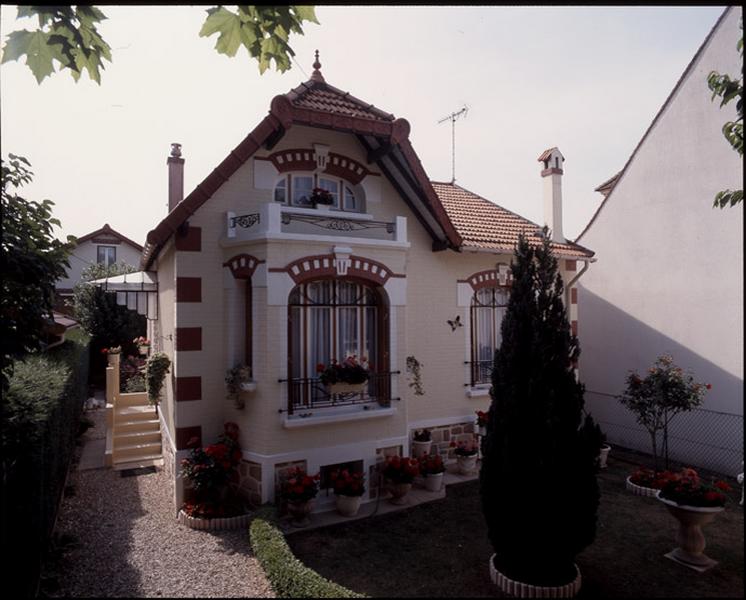Vue d'ensemble depuis la rue de la maison construite en 1937.