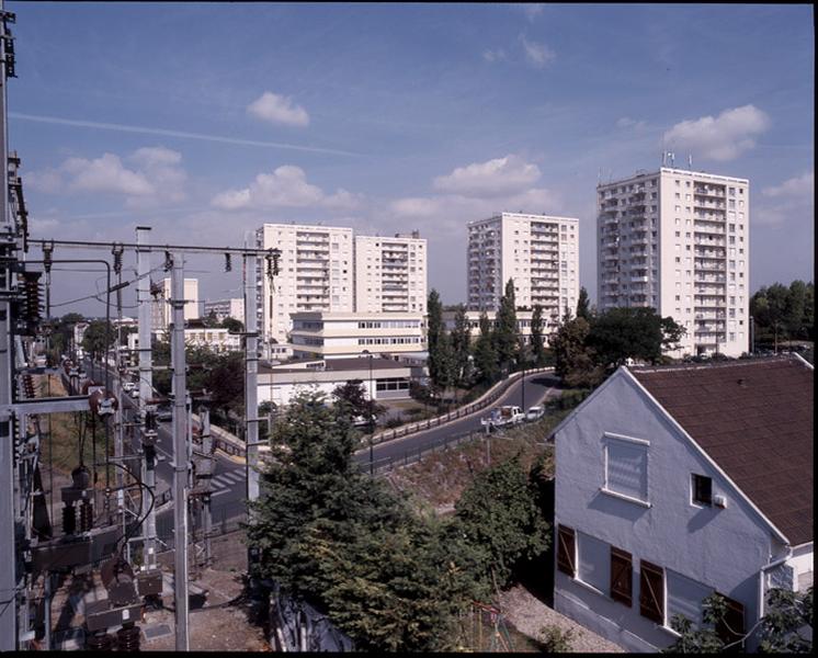 Vue depuis le haut de la passerelle piétonne SNCF vers la cité des Boullereaux.