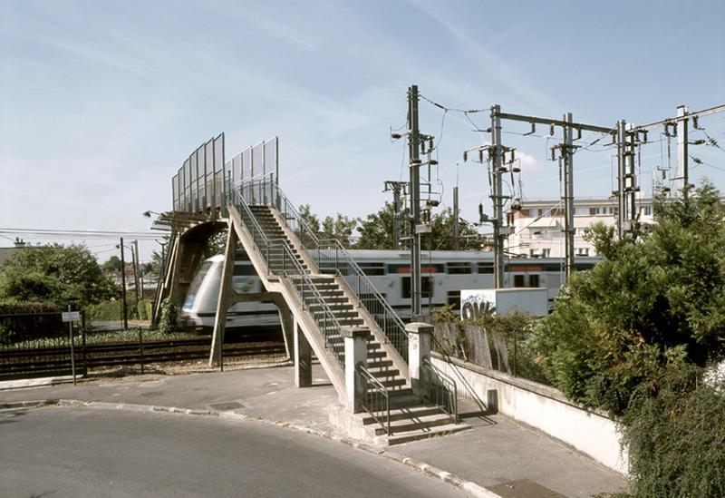 Passerelle piétonne SNCF constuite en 1935 pour enjamber la ligne Paris-Mulhouse.
