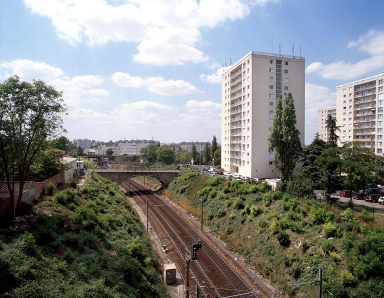 Autre vue depuis le haut de la passerelle piétonne SNCF vers la cité des Boullereaux.
