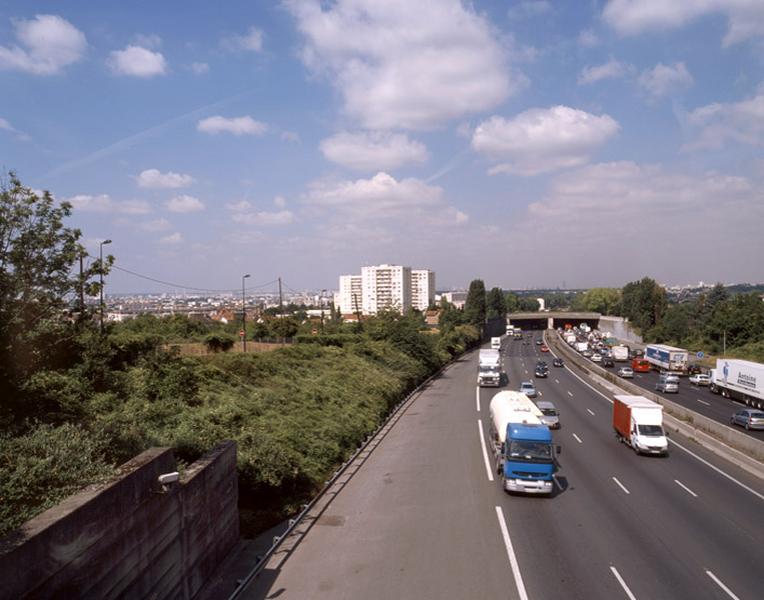 Vue depuis le pont enjambant l'A4 depuis la rue Eugène-Varlin, vers la cité des Boullereaux au lointain et le tronçon couvert de l'autoroute.