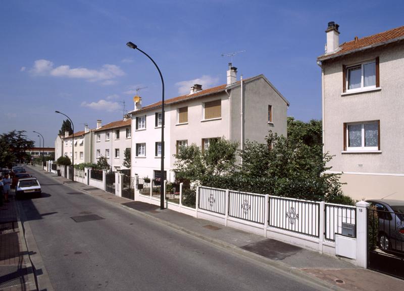 Vue générale de maisons jumelles.