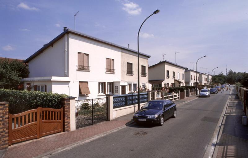 Vue générale de maisons jumelles.