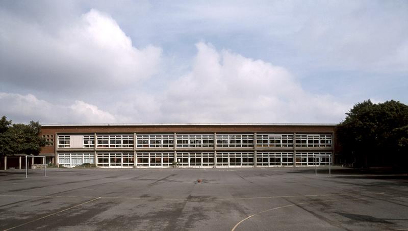Vue d'ensemble du bâtiment de classe, ouvert en 1956.