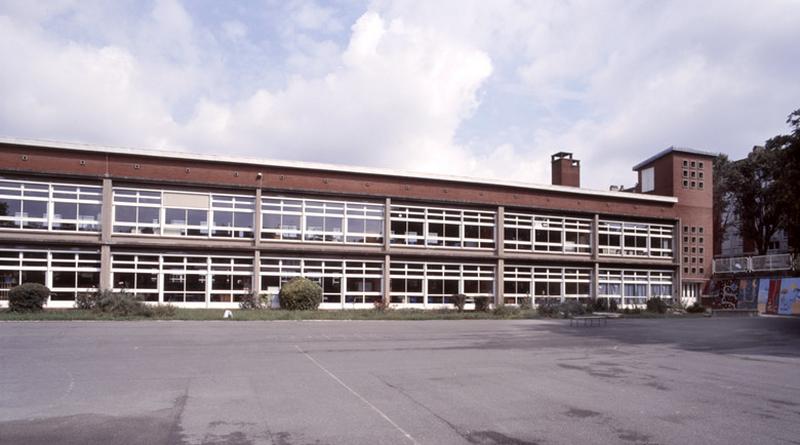 Vue plus rapprochée du bâtiment de classe.