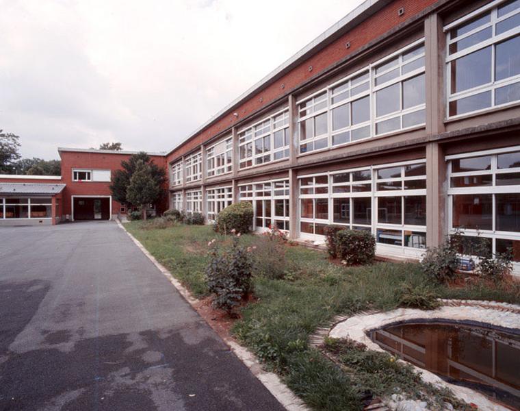 Vue du bâtiment de classe, au fond les locaux administratifs.
