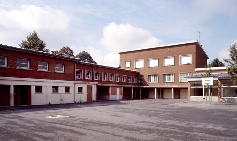 Vue de bâtiments administratifs et des sanitaires.