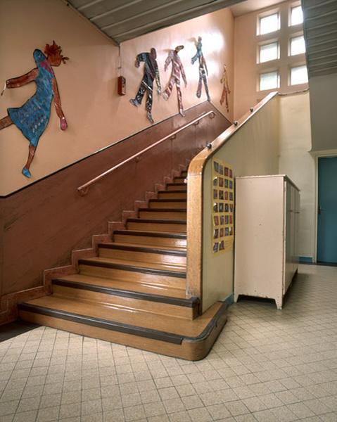 Vue intérieure du hall, départ d'escalier.