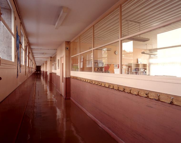 Vue intérieure d'un couloir desservant des salles de classe.