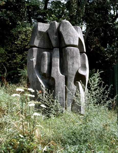 Sans titre. Sculpture commandée en 1974 pour le lycée Max-Dormoy. L'oeuvre est restée sur la parcelle des anciens locaux de l'établissement.