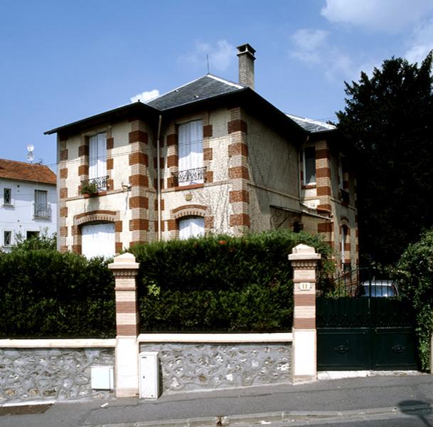 Vue d'ensemble depuis la rue de la maison portant la date 1914.