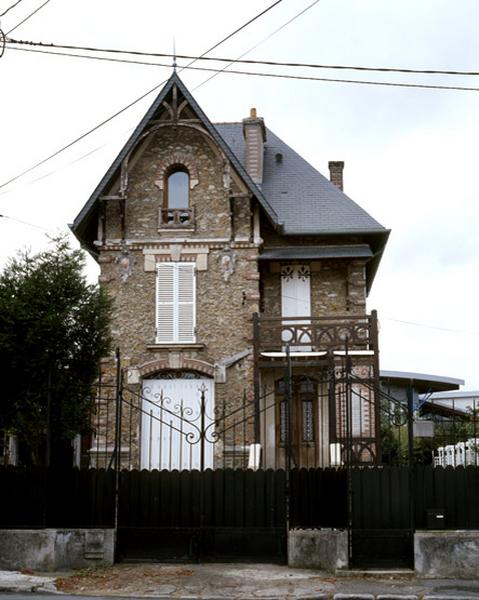 Vue depuis la rue de la maison signée et datée de 1904.