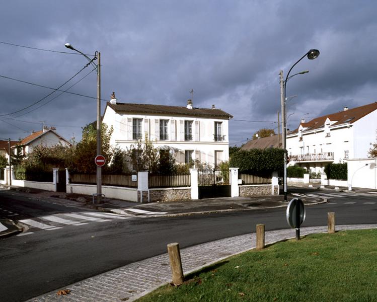 Vue depuis la rue de cette maison construite dans le lotissement du parc de Coeuilly.