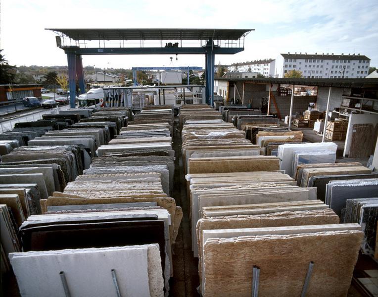 Vue du stock de pierres et marbres.