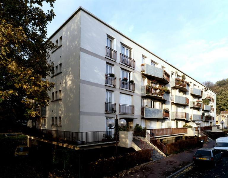 Vue d'ensemble d'un des immeubles de la résidence de logements HLM, livrée en 1967.