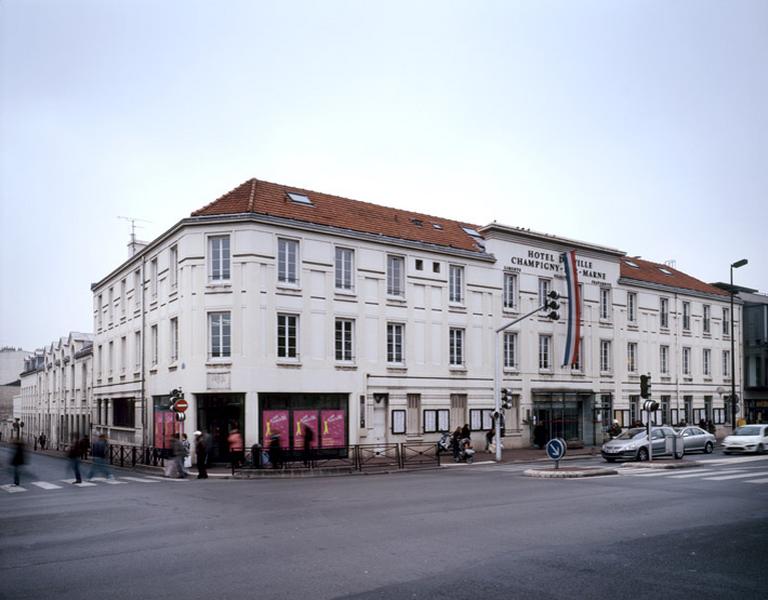 Vue générale de l'actuelle mairie, située juste en vis-à-vis de l'ancienne mairie qui accueille aujourd'hui les services techniques.