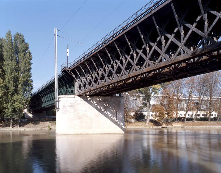 Vue depuis la rive de Saint-Maur-des-Fossés du pont métallique enjambant la Marne construit en 1877.