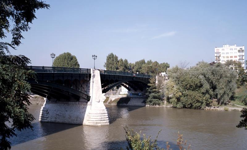 Vue depuis la rive de Saint-Maur-des-Fossés sur la Marne.