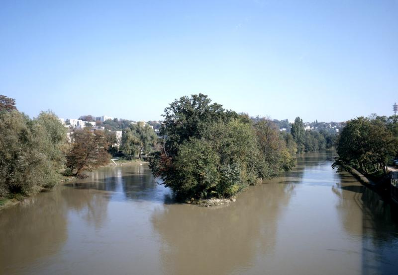 Vue des îles sur la Marne depuis le pont de Champigny.