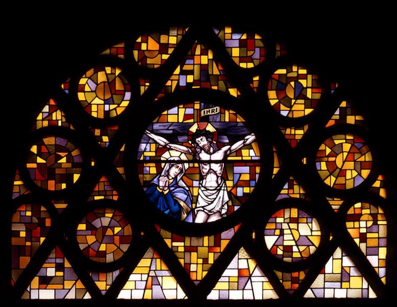 Vue d'un des vitraux de la nef représentant la Vierge et le Christ sur la croix.