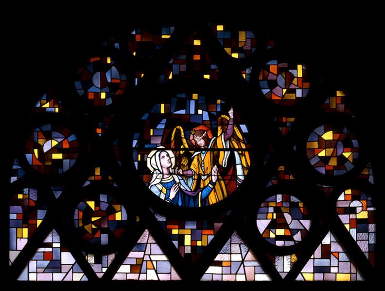 Vue d'un des vitraux de la nef représentant la Vierge et un ange.
