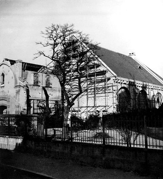 Vue du chantier de démolition de la nef de l'ancienne chapelle, après l'extension de l'église en 1956.