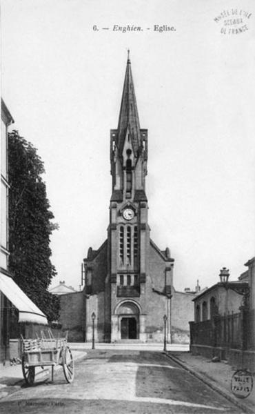 Vue d'ensemble de la façade occidentale.