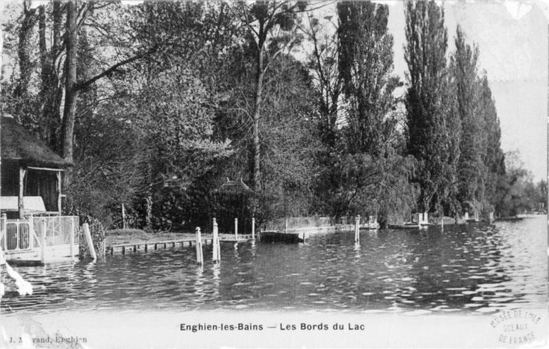 Vue des berges avec embarcadères, depuis le lac.