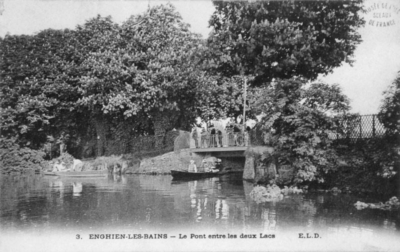 Vue du pont entre les deux lacs.
