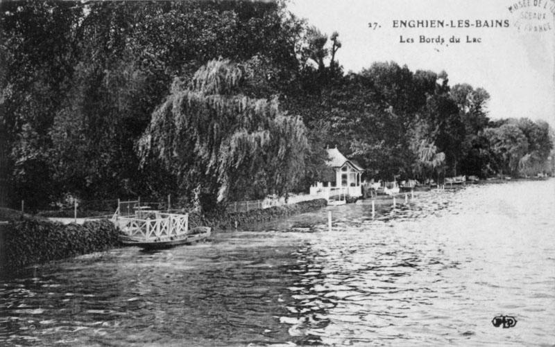 Vue des berges du lac avec plusieurs embarcadères.
