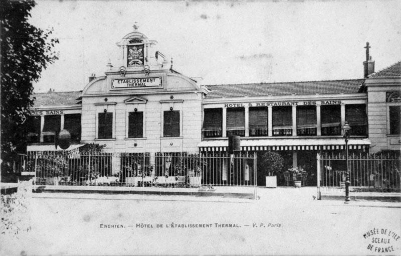 Vue du pavillon central et de la galerie occupée par 'l'hôtel restaurant des bains'.
