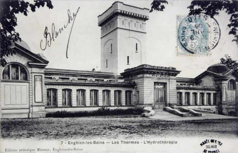 Vue d'ensemble du bâtiment d'hydrothérapie construit par l'architecte Edmond Autant en 1899-1900. Dans la réalisation, le projet a été simplifié, notamment pour l'élévation de la tour de réservoir et le décor du pavillon central.