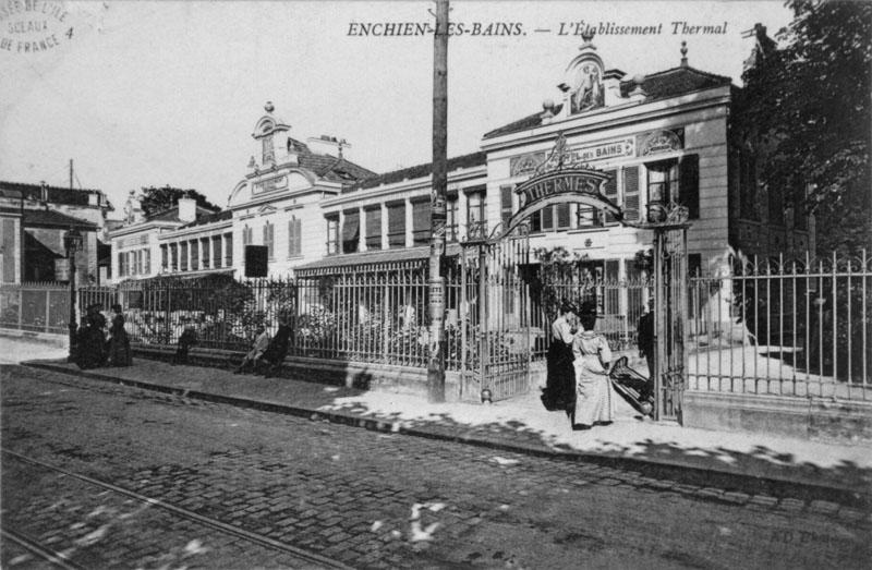 Vue d'ensemble du bâtiment depuis la rue.