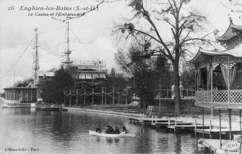 Vue d'ensemble du casino navire, depuis les berges jouxtant le pavillon chinois.