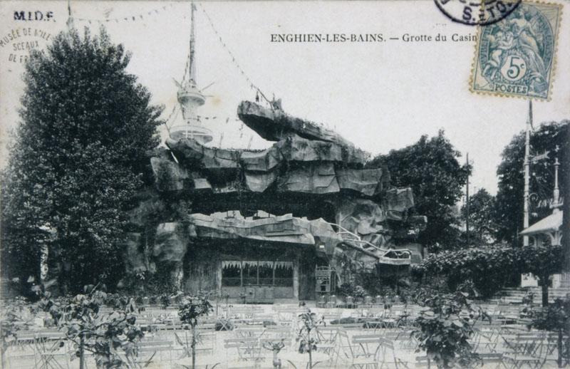Casino navire construit par l'architecte Edouard Autant. Vue de la salle de théâtre en forme de grotte.