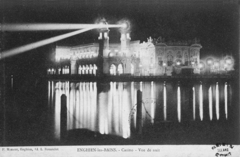 Nouveau casino de 1909. Vue d'ensemble de nuit depuis les berges du lac.