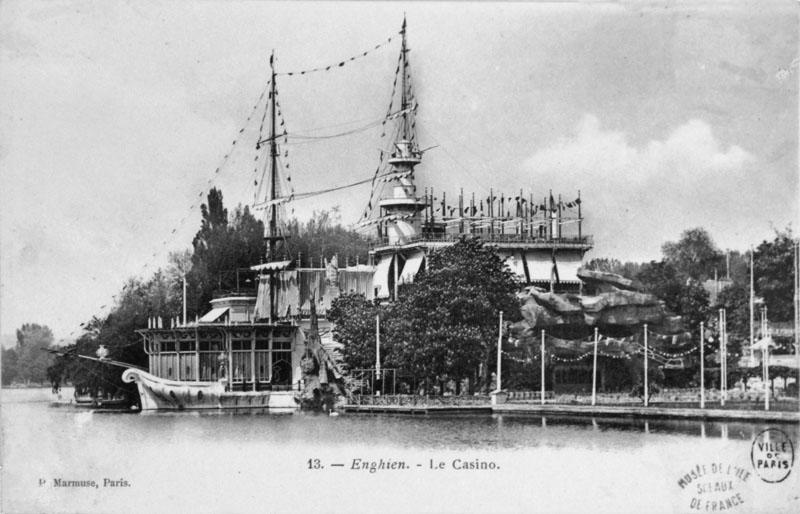 Casino navire. Vue latérale du bâtiment sur le lac.