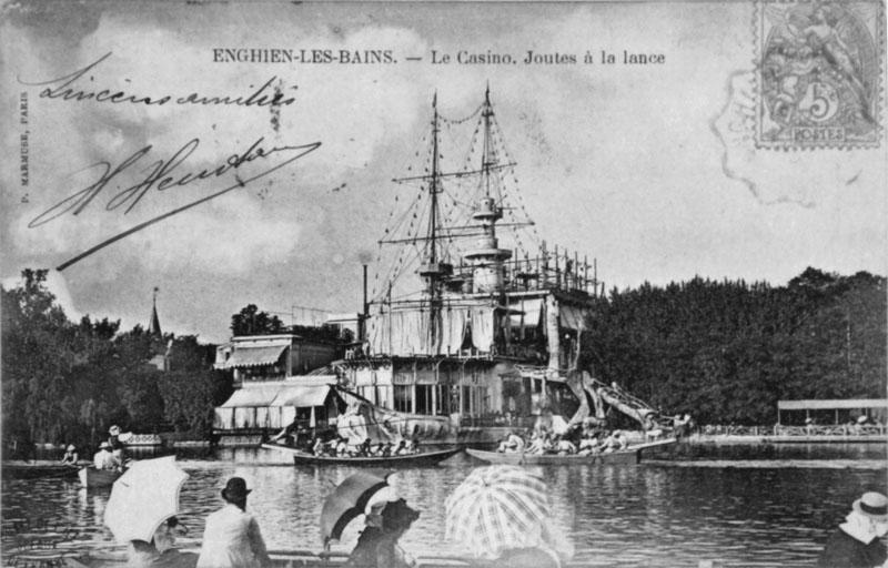 Casino navire. Vue d'ensemble de la façade sur le lac avec, sur la droite la passerelle en béton rustique conduisant vers le théâtre.