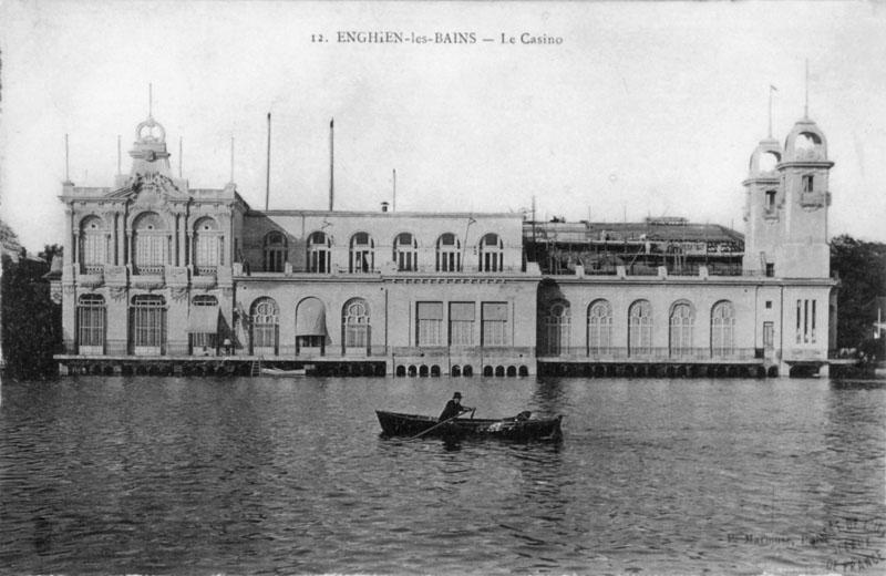 Vue d'ensemble de la façade sur le lac qui, hormis le pavillon de gauche est totalement dépourvue de son décor sculpté initial.
