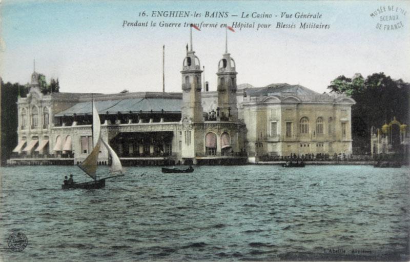 Nouveau casino de 1909 dans son état d'après guerre. Les sculptures qui ornaient le théâtre et les deux tours ont disparu. Sans doute le décor abondant et trop vite mis en place n'a pu être entretenu.