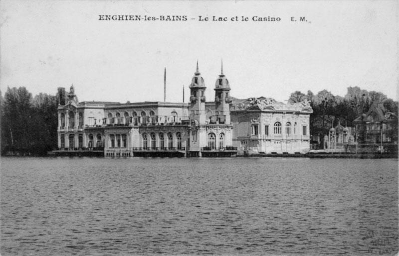Nouveau casino de 1909. Vue d'ensemble de l'édifice depuis le lac. Sur la droite, on devine l'ancienne maison Villemessant devenue Kursaal.