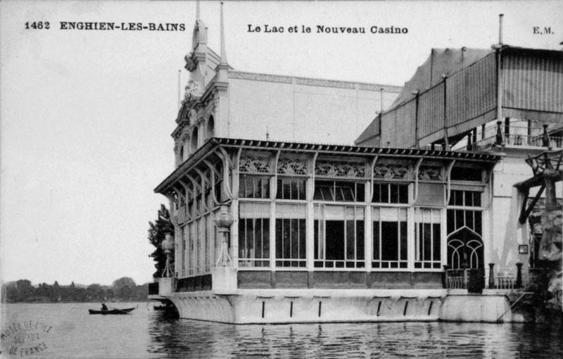 Casino navire déjà en grande partie reconstruit. Vue la nouvelle salle construite à la place de la proue, abondamment vitrée et de style Art nouveau.