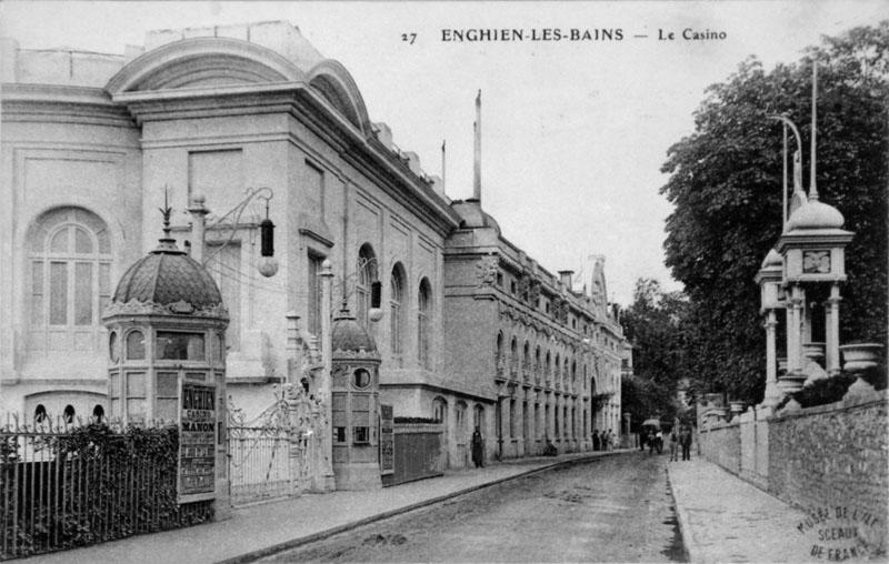 Vue d'ensemble de la façade sur l'avenue de Ceinture. Etat avec la suppression du décor de la façade du théâtre. Sur la droite figure encore l'entrée monumentale du kursaal.