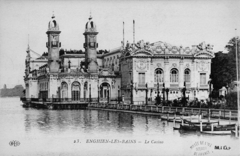 Nouveau casino de 1909. Vue des façades sur le jardin.
