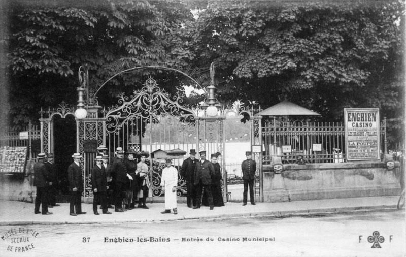 Vue de la grille d'entrée du casino.