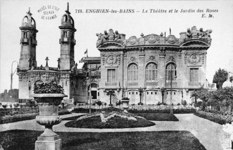 Nouveau casino de 1909. Vue des façades sur le jardin des roses. Les sculptures de la salle des fêtes et des deux tourelles sont particulièrement abondantes.