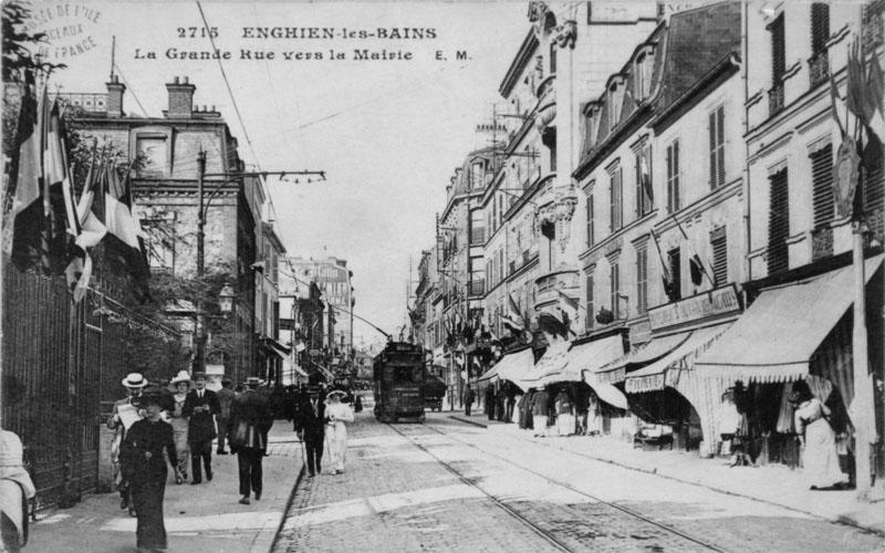 Vue de la rue du général de Gaulle vers la mairie.