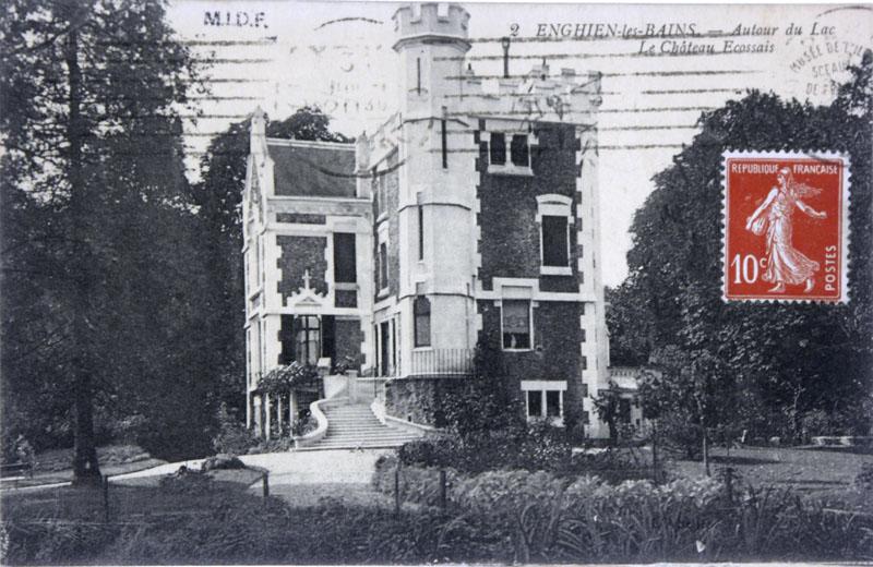 Vue de la façade latérale depuis le jardin : l'enduit rocaillé de meulière est encore en place.